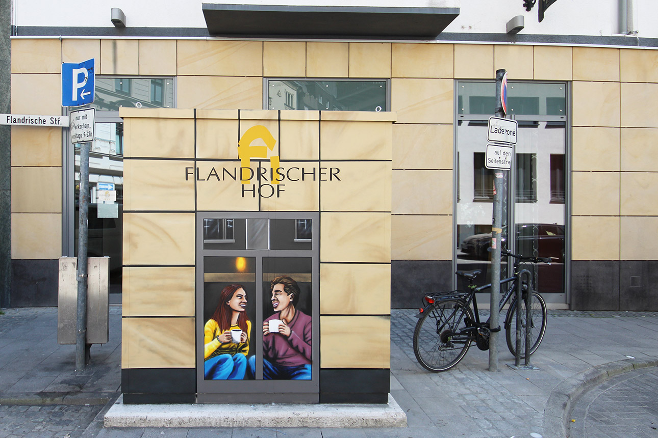 Fassadenkunst in K&ouml;ln: Bemaltes Versorgungsgeh&auml;use mit zwei Menschen, die Kaffee trinken, vor dem Geb&auml;ude Flandrischer Hof, umgeben von Stadtansichten und einem geparkten Fahrrad. Street Art und urbanes Design in K&ouml;ln.